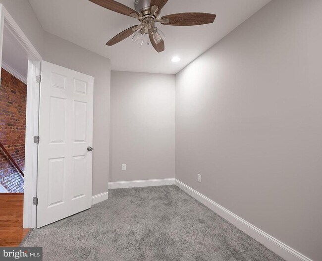 Building Photo - 2624 Llewelyn Ave