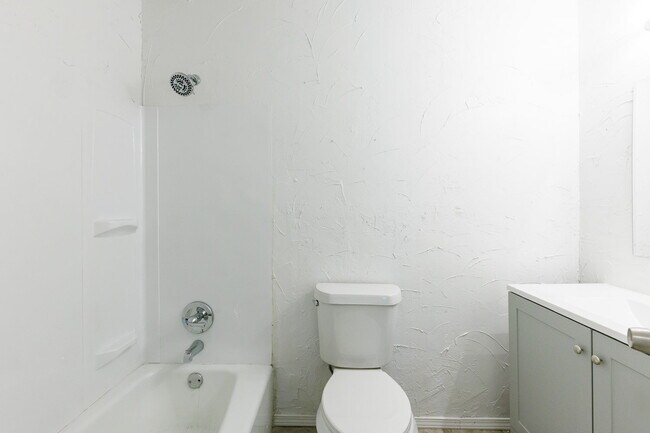 Building Photo - Updated 4 bedroom close to LCU and Tech