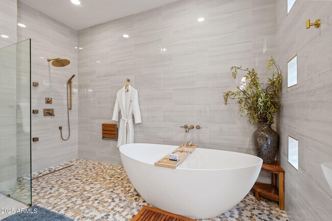 Building Photo - 5447 E Ron Rico Rd