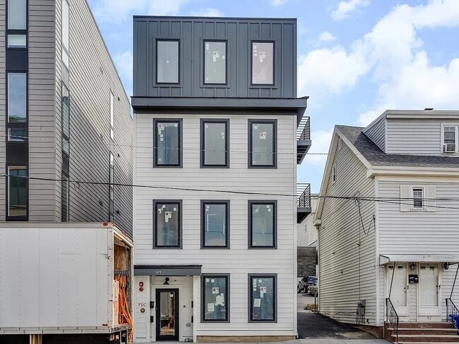 Primary Photo - 97 Condor St