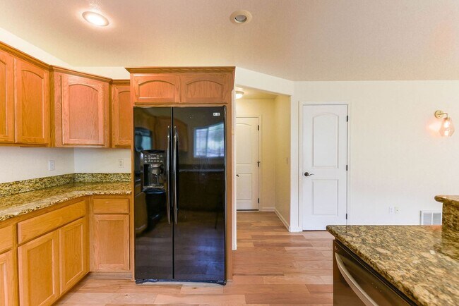 Building Photo - Beautiful 3 bed/2.5 bath single family hom...