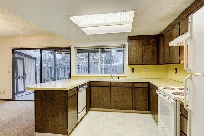 Building Photo - Charming Residence in a Prime Location 3bed/2bath - Shop Not Included