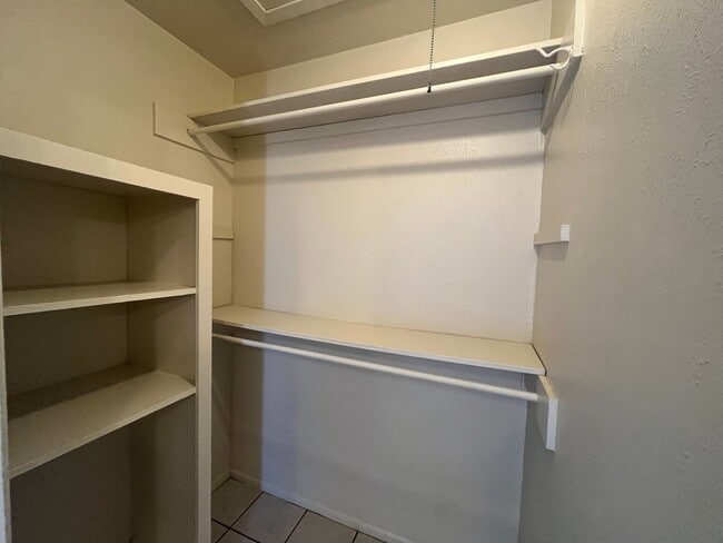 Building Photo - SPACIOUS SOUTHSIDE DUPLEX!