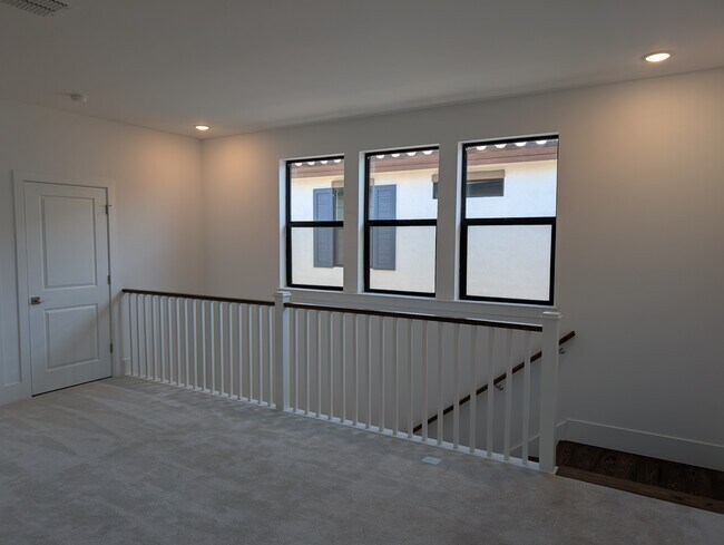 Building Photo - 2102 N Woodburn Pl