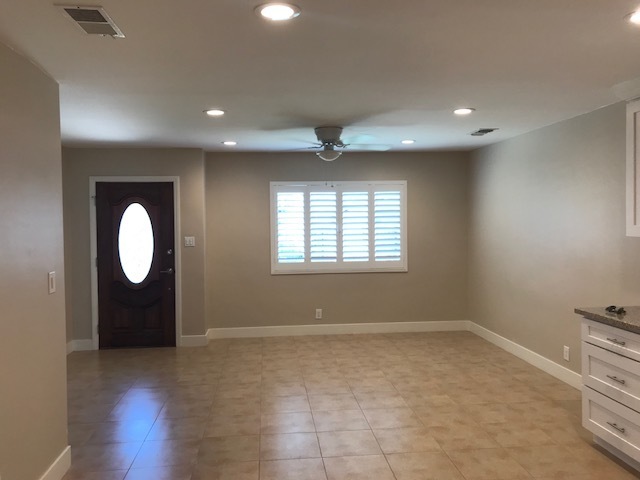 Building Photo - MOVE-IN READY 3+2 w/open floorplan + upgra...