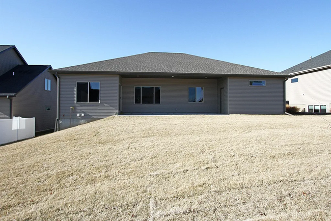 Building Photo - 5 Bedroom and 3 Bathroom House available J...
