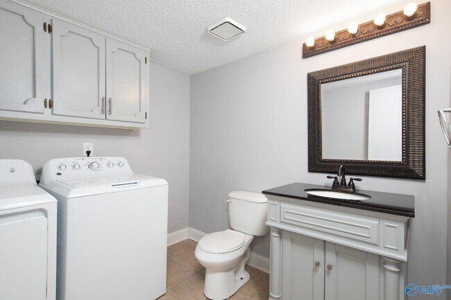 Building Photo - 2624 Excalibur Dr SE