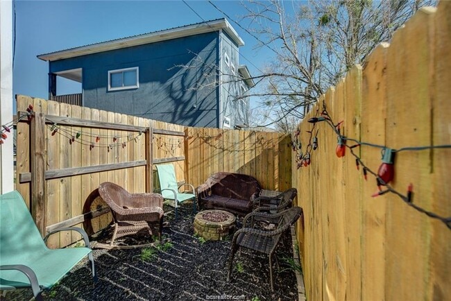 Building Photo - 806 Nimitz St