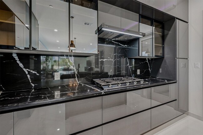 Building Photo - 1880 Beaumont St