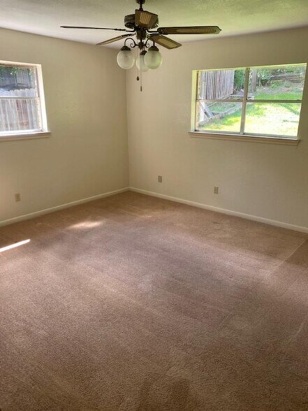 Building Photo - 827 Cliffside Dr