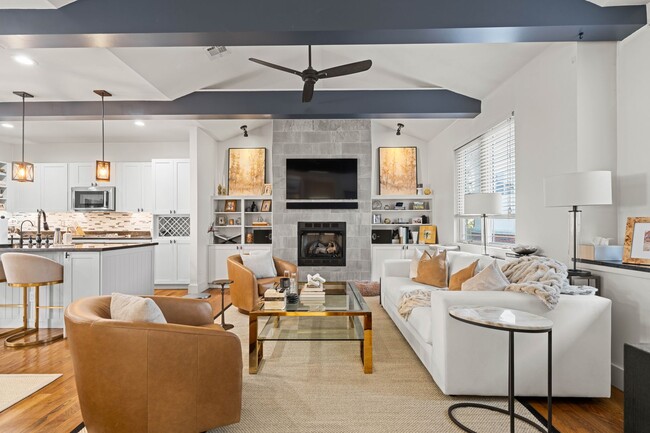 Building Photo - This luxurious townhouse on Cherry St.