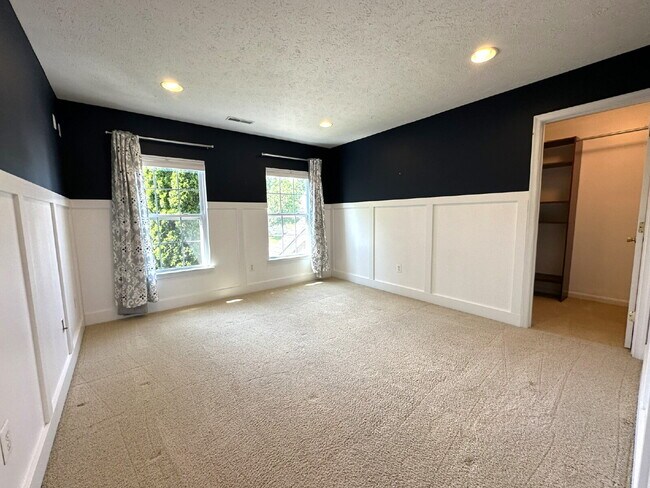 Building Photo - Gorgeous 6-Bedroom 3.5-Bath Colonial in Ma...