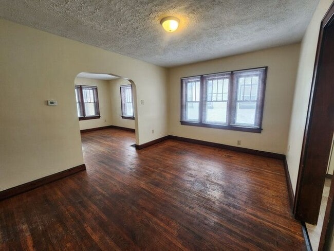 Building Photo - 2 Bedroom Home Near Union Hospital - Pets Welcome!
