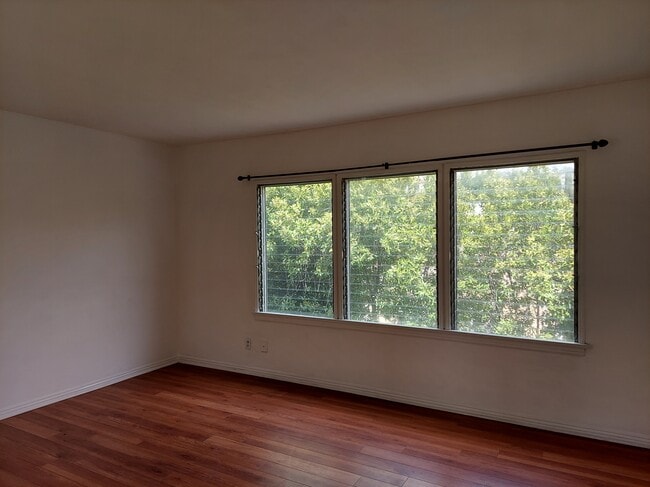 Building Photo - 721 N Harper Ave