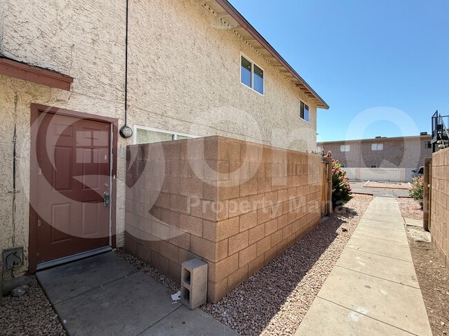 Building Photo - 860 E Brown Rd