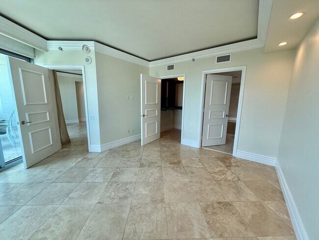 Building Photo - Turnberry Towers East | 17th Floor High-Rise Overlooking The Resort Corridor
