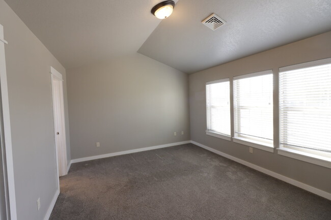 Building Photo - Charming 3-Bedroom Home with Designer Touc...