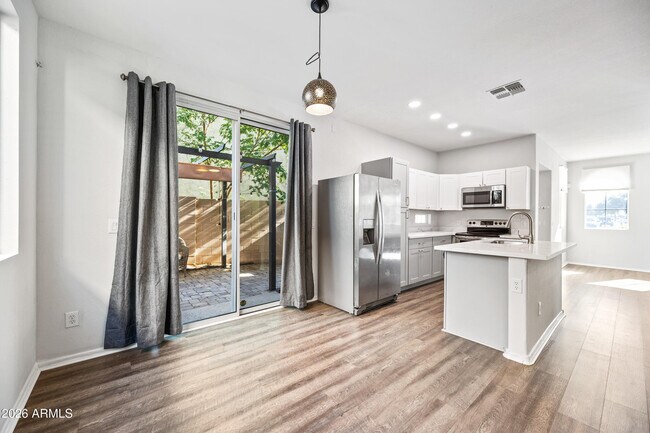 Building Photo - 1516 E Mobile Ln