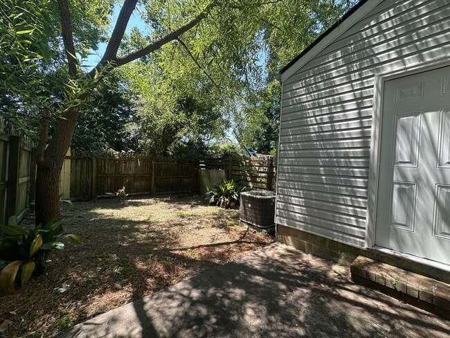 Building Photo - 606 Myrtlewood Cir