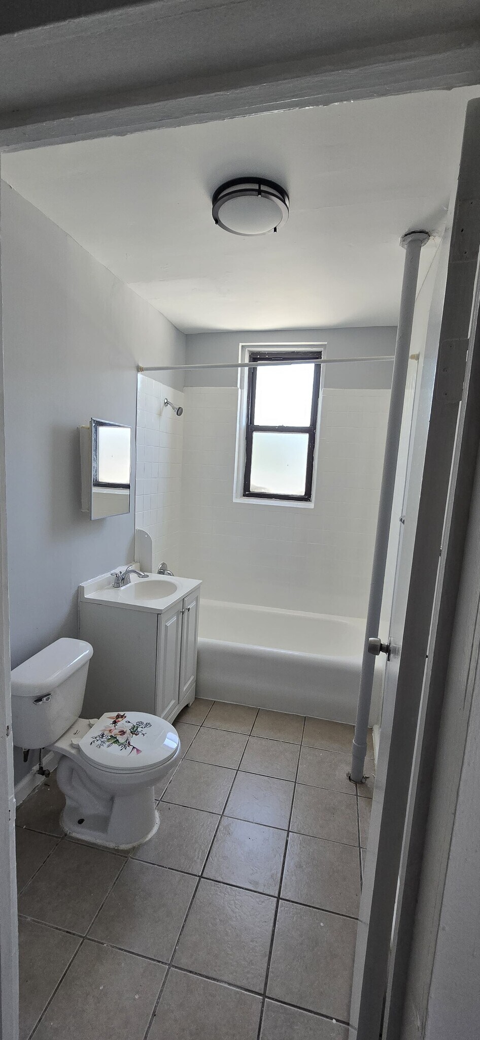 749 Chancellor Ave 304 - 20 Cornell St