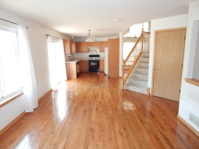 Building Photo - 2800 E Bridleway Ct