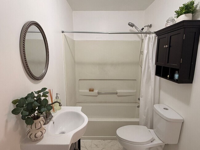 Building Photo - Rehabbed Waterford house available now!