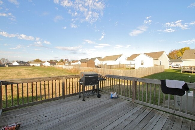 Building Photo - Pet Friendly Three Bedroom!
