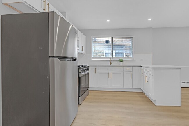 Building Photo - 2712 W Balmoral Ave