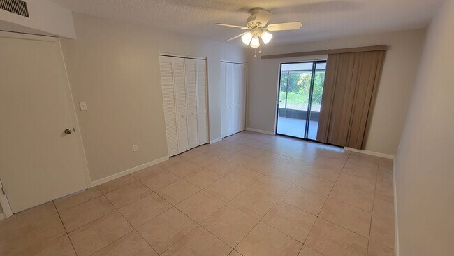 Building Photo - 2/1 w/ Garage in Seminole - Duplex
