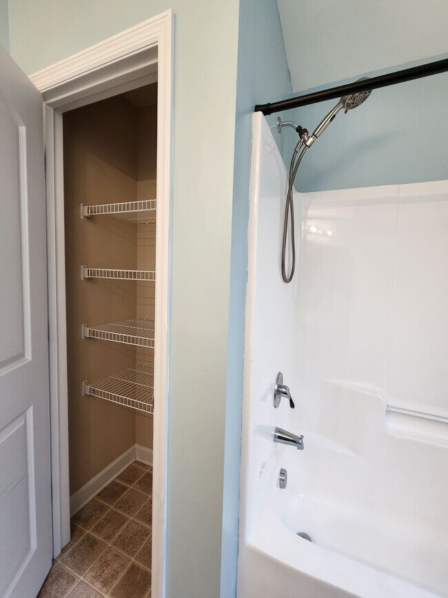 Building Photo - 208 Lockwood Ct