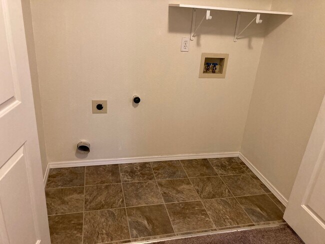 Building Photo - Two Bedroom Duplex in South Salem, Landscaping Included!
