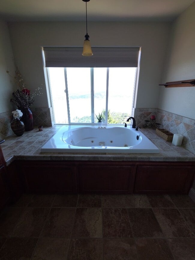 Building Photo - Stunning Lake Views in Riviera West