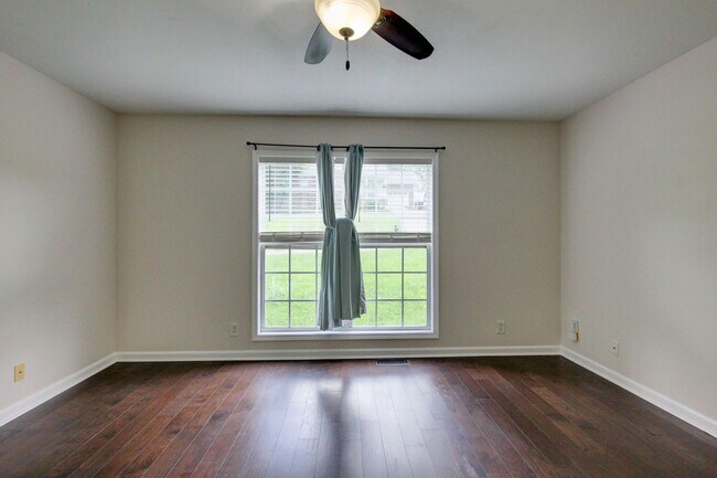 Building Photo - 3 bed 2 bath w sweet basement.  Go