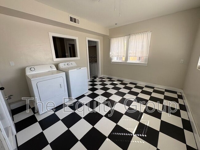 Building Photo - 209 E 11th St