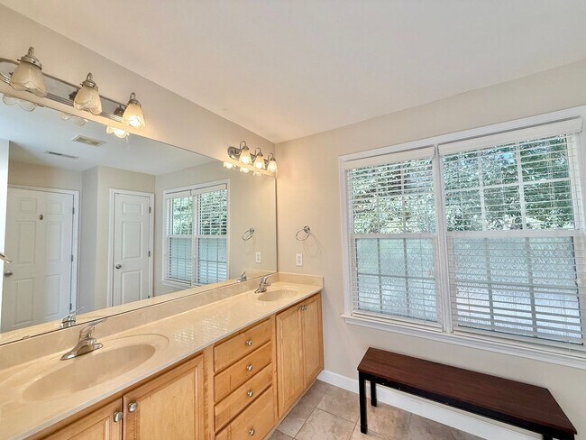 Building Photo - Gorgeous 3BD, 2.5BA Raleigh Townhome in a Prime Location Near Triangle Town Center, Poyner Place,...