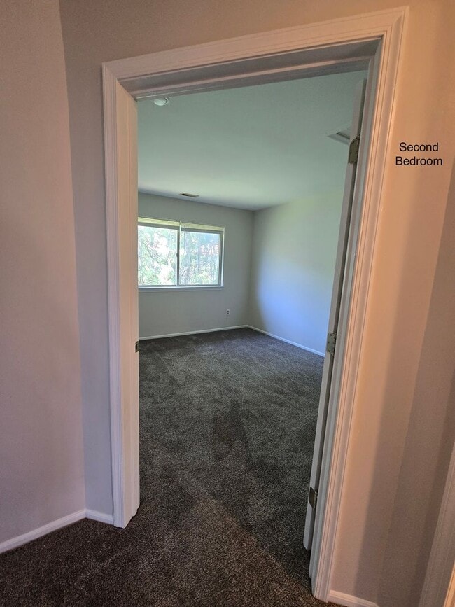 Building Photo - Commuter's delight! Freshly painted, 2-bed...