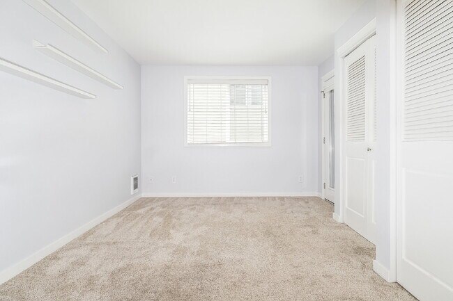 Building Photo - **Updated 2-Bedroom Condo with Secure Parking**