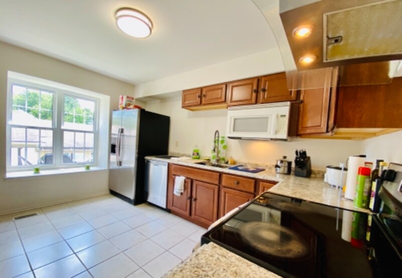 Building Photo - 10690 High Beam Ct