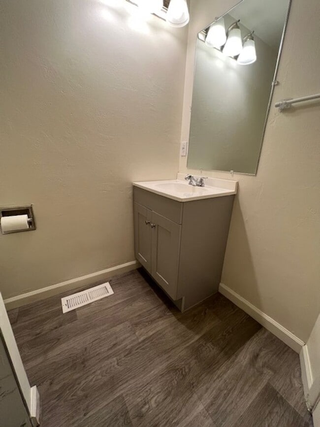 Building Photo - 2 Bedroom 1 Bath with W/D Hook Ups!