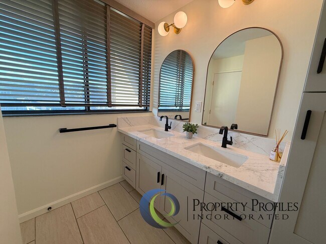 Building Photo - 4 Bedroom 2.5 bathroom Townhome in Kaholo ...