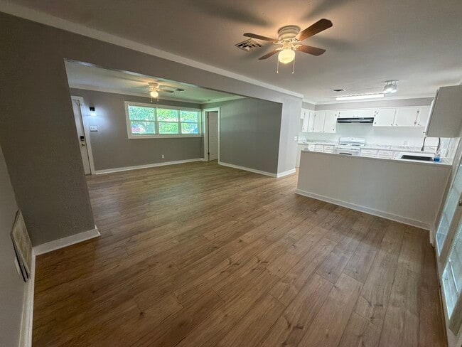 Building Photo - 1610 Dudley Ln