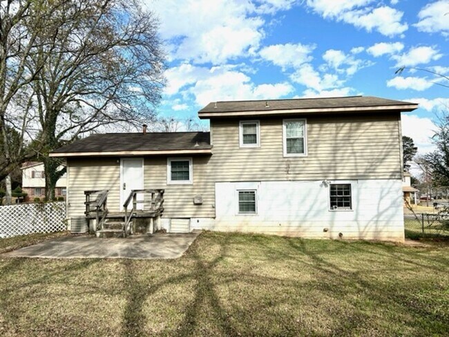 Building Photo - THREE BEDROOM/TWO BATH SPACIOUS HOME - CENTRAL LOCATION