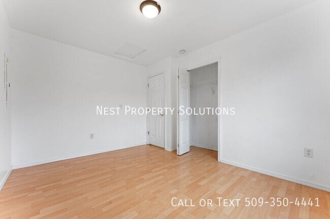 Building Photo - 1038 S Skyline Dr