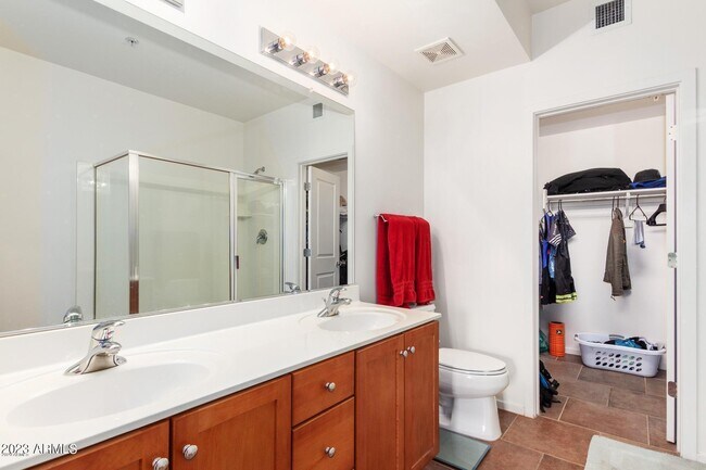 Building Photo - 525 W Lakeside Dr