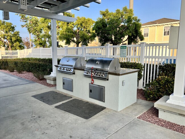 BBQ Grill - 1256 Valle Ct