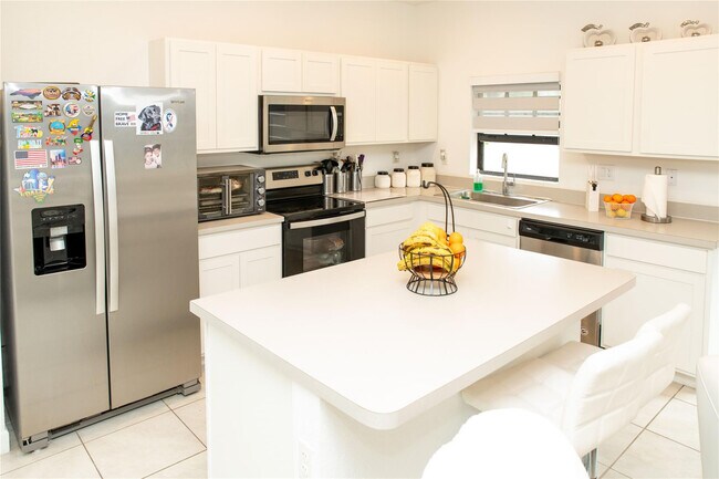 Building Photo - 1147 SW 7th Ave