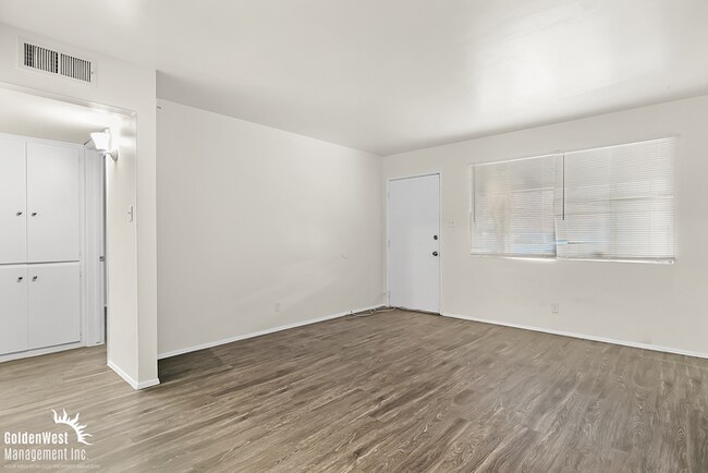 Building Photo - Charming 2Bdm 1Ba Apartment in Phoenix - MI Special