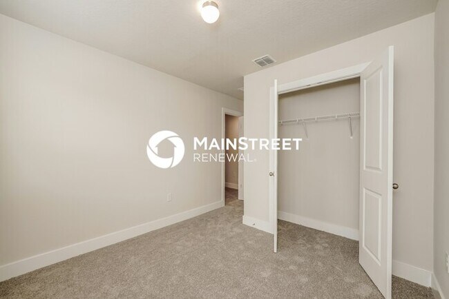 Building Photo - 4 Bedroom Pet-Friendly Home in Deland, FL with Main Street Renewal