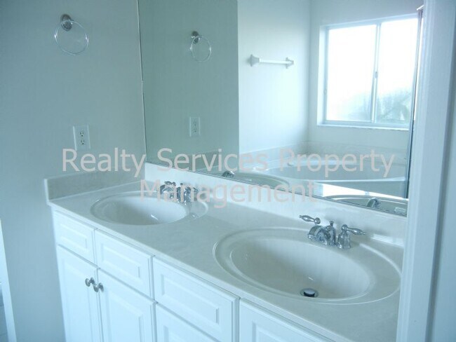 Building Photo - 3350 Antica St