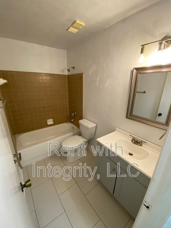 Building Photo - 1242 High Rd